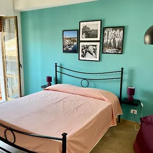 https://double-room-with-private-bathroom-and-balcony-in-a-shared-house.taorminaitalyhotels.com